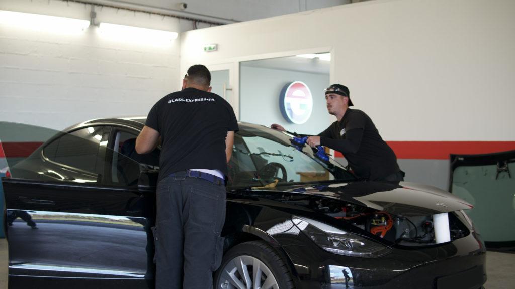 Intervention-pare-brise-sur-une-tesla